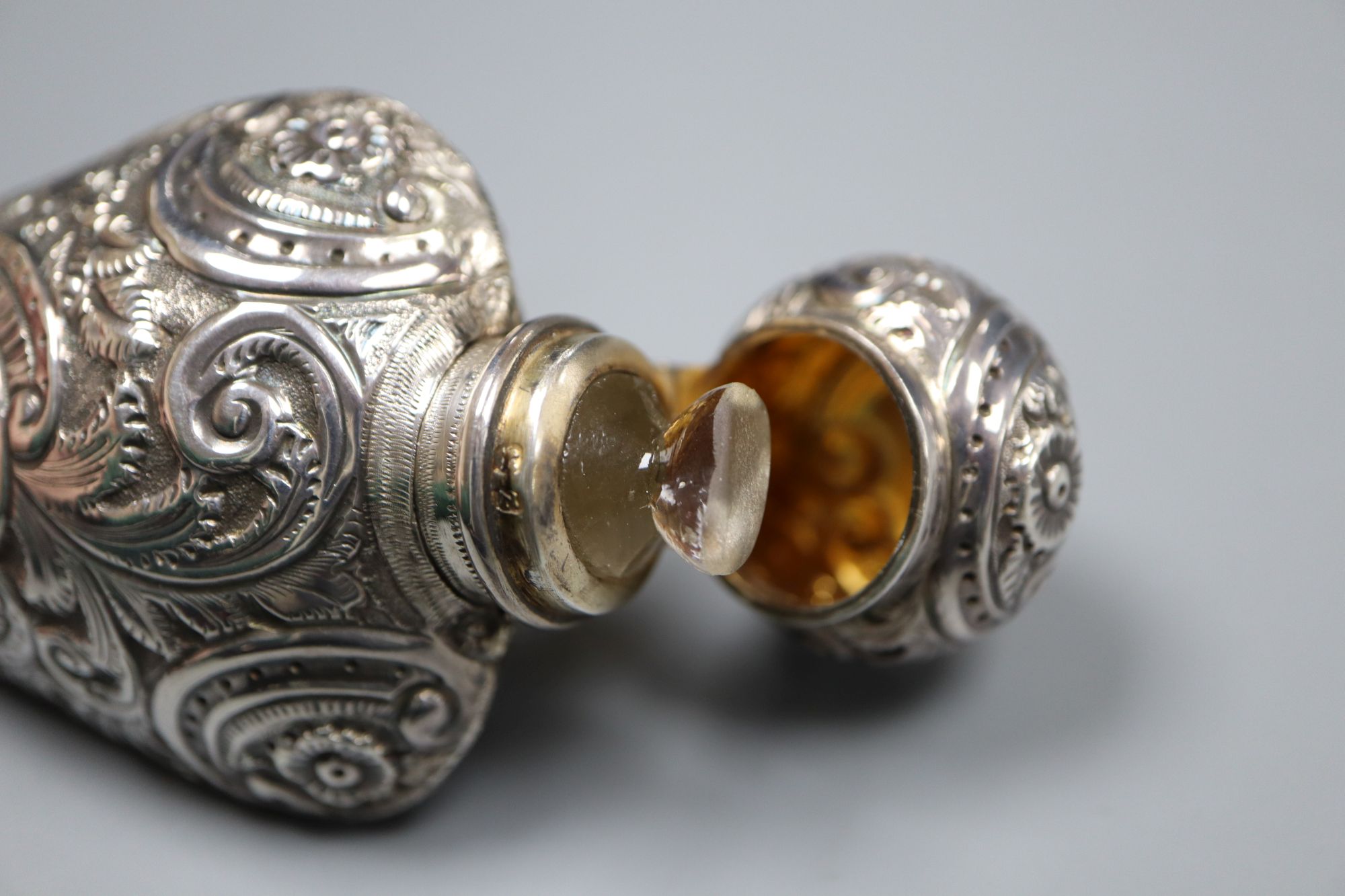 A Victorian silver mounted teardrop shaped scent bottle, Hilliard & Thomason?, Birmingham, 1899, 15.8cm.
